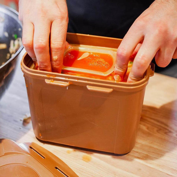 Pressage du kimchi dans le pot